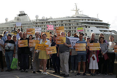 GBLD members protesting cruise ships in Greenwich